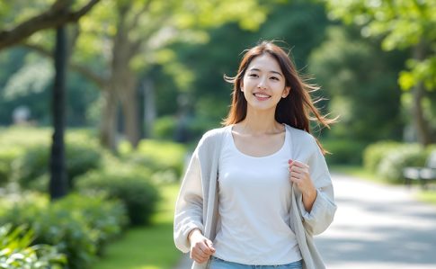 公園で運動する女性